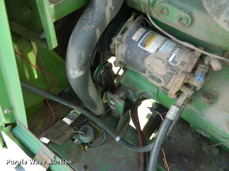 image for item DB1103 1976 John Deere 6600 combine