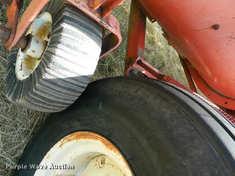 image for item DB1105 Hesston 1014 Hydroswing windrower