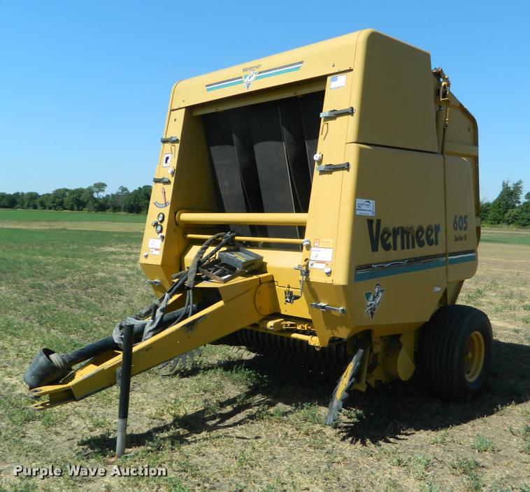 image for item DB1121 1995 Vermeer 605K round baler