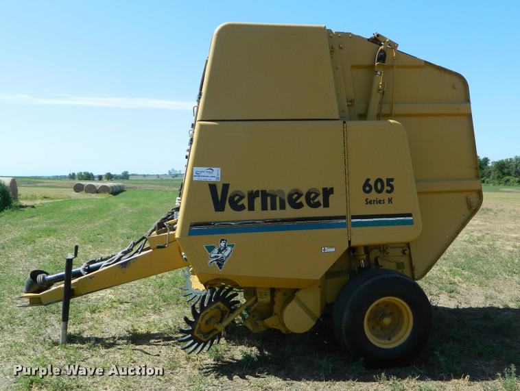image for item DB1121 1995 Vermeer 605K round baler