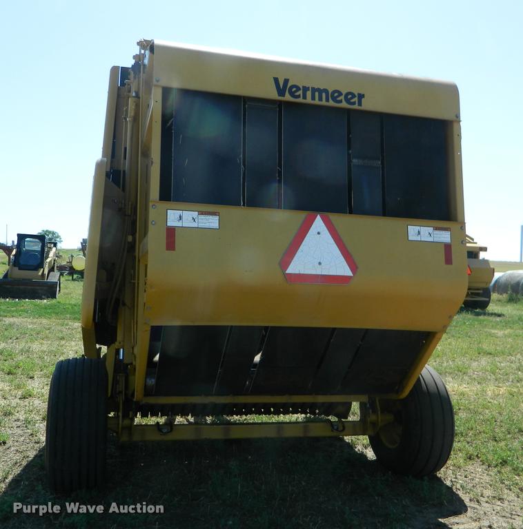 image for item DB1121 1995 Vermeer 605K round baler