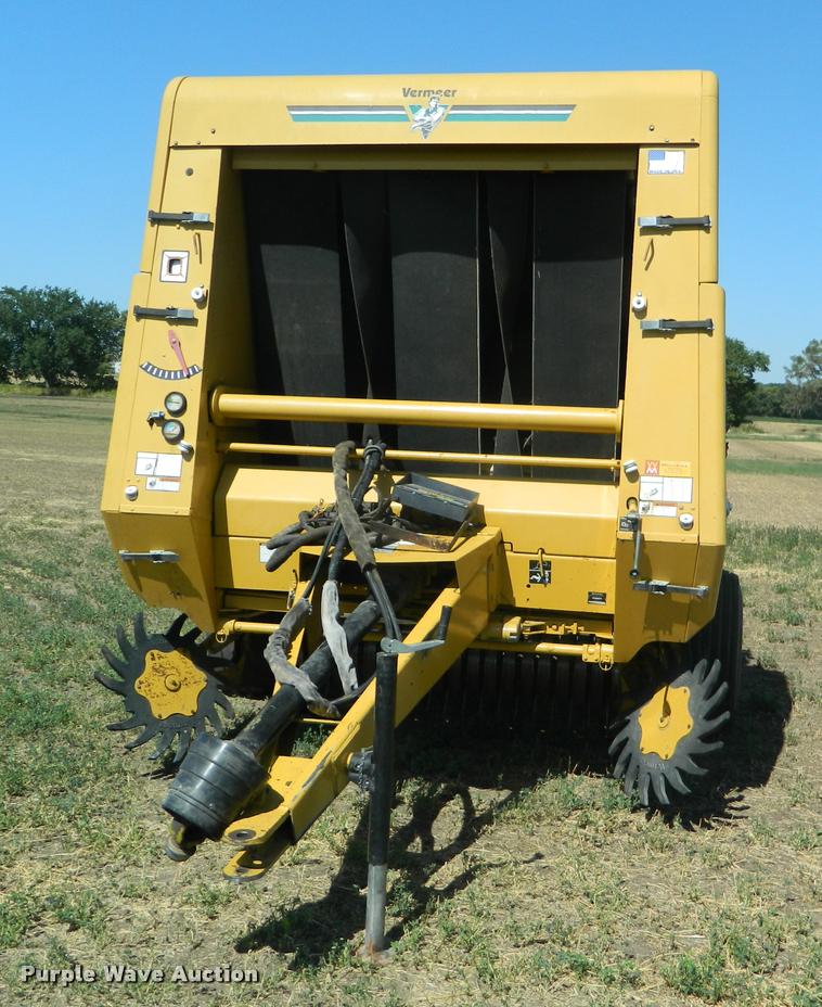 image for item DB1121 1995 Vermeer 605K round baler