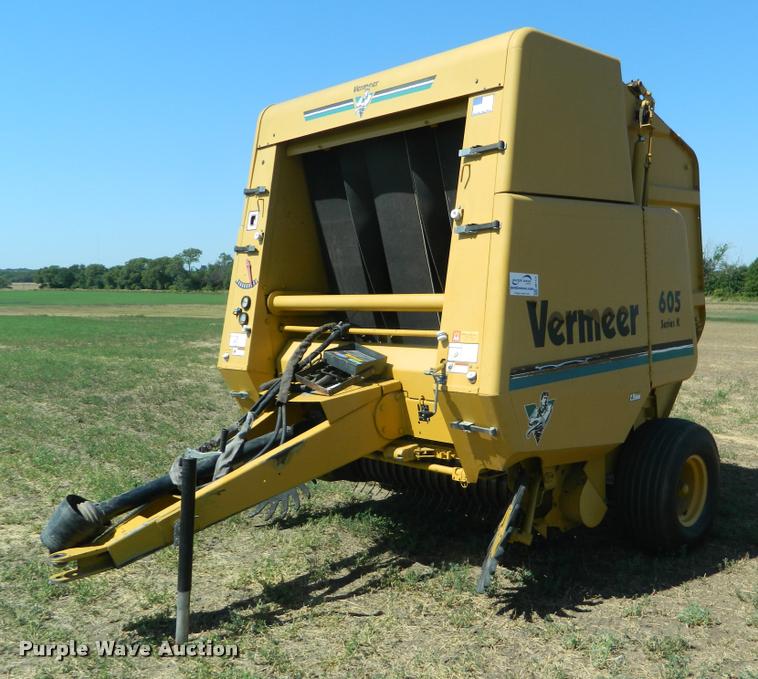 image for item DB1121 1995 Vermeer 605K round baler