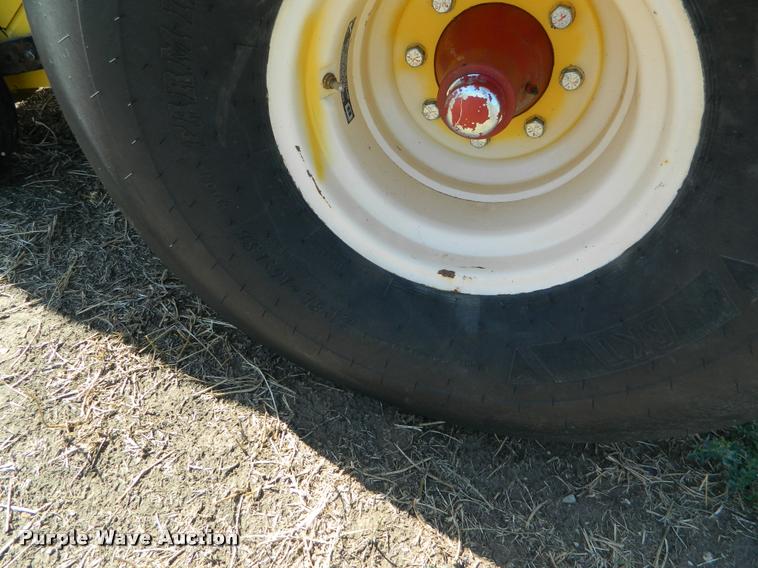 image for item DB1122 2010 New Holland BR7090 round baler