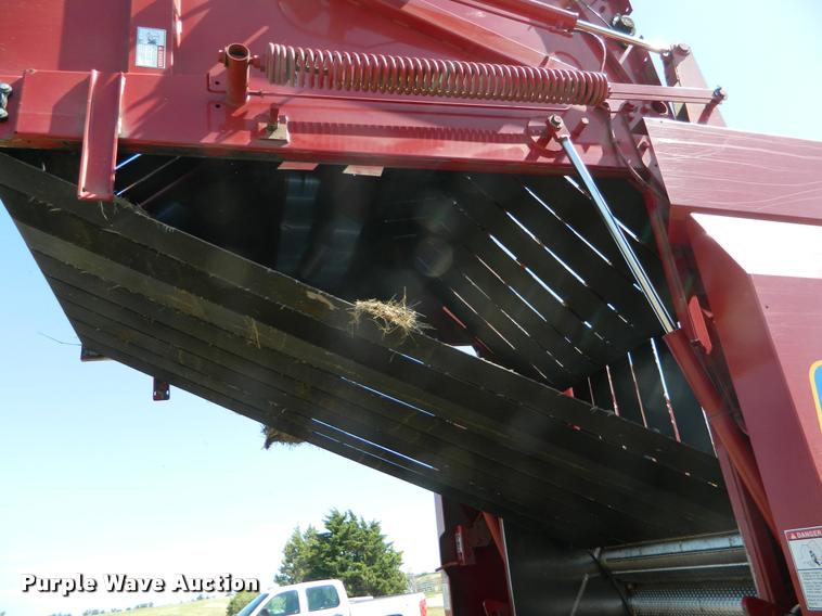 image for item DB1122 2010 New Holland BR7090 round baler