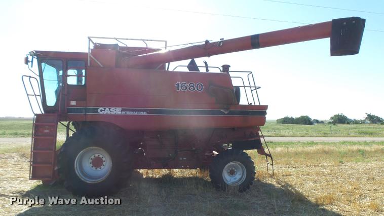 image for item DB2726 1986 Case IH 1680 combine