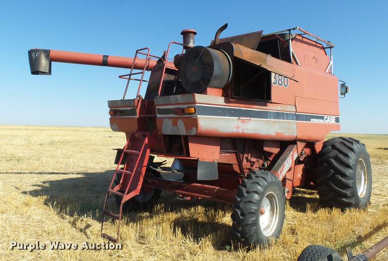 image for item DB2726 1986 Case IH 1680 combine