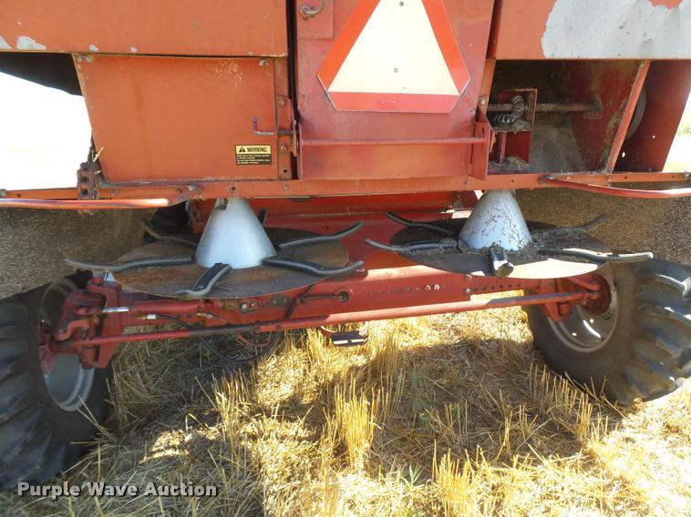 image for item DB2726 1986 Case IH 1680 combine