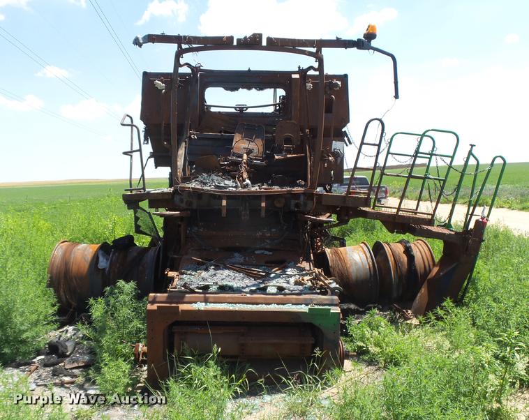 image for item DB2738 2012 John Deere S690 combine