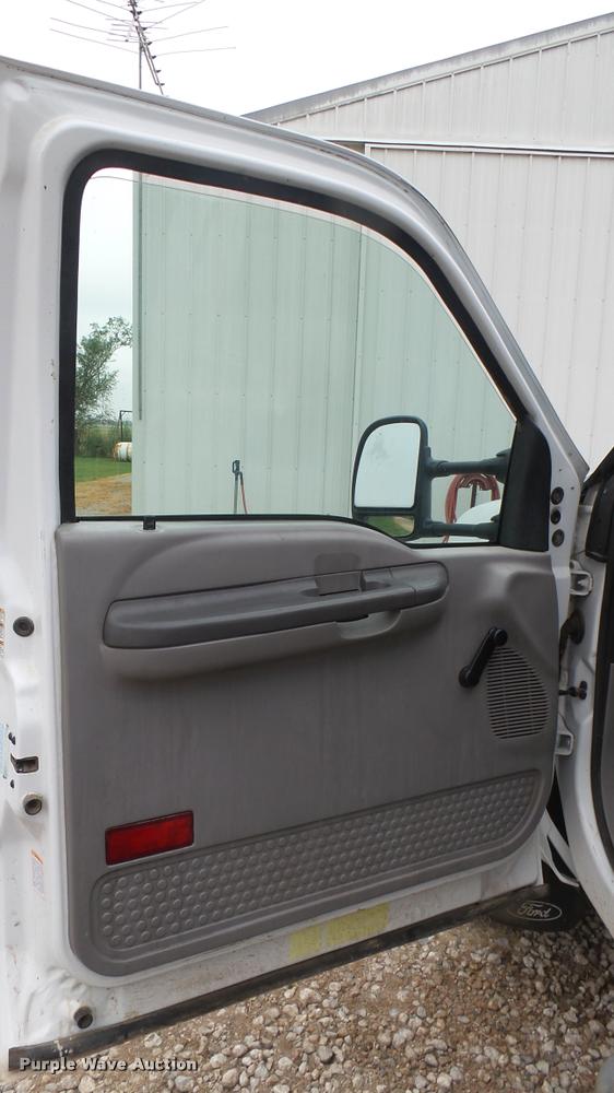 image for item DB3325 2001 Ford F550 flatbed truck