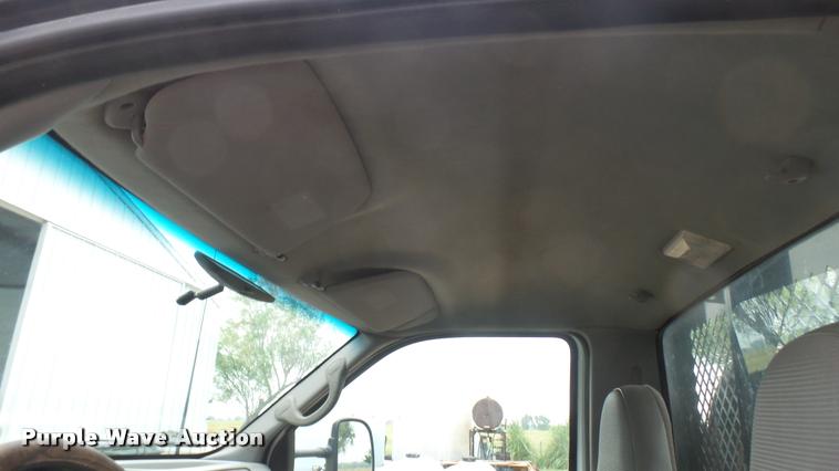 image for item DB3325 2001 Ford F550 flatbed truck