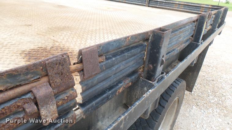image for item DB3325 2001 Ford F550 flatbed truck