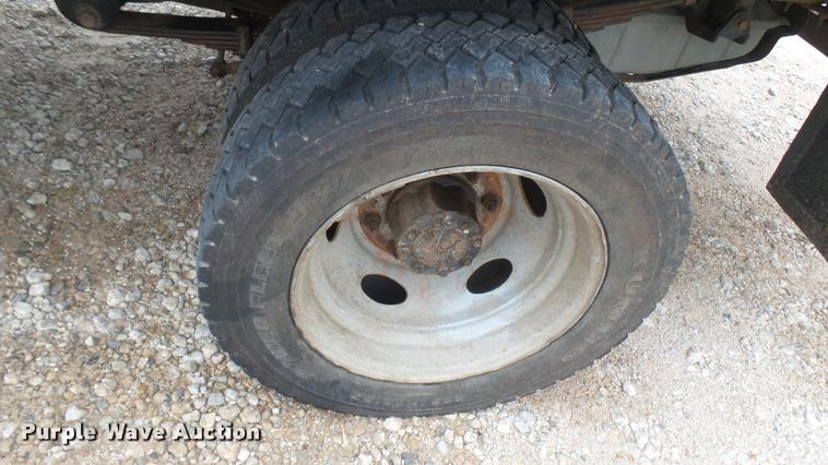 image for item DB3325 2001 Ford F550 flatbed truck