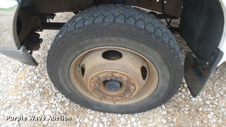 image for item DB3325 2001 Ford F550 flatbed truck