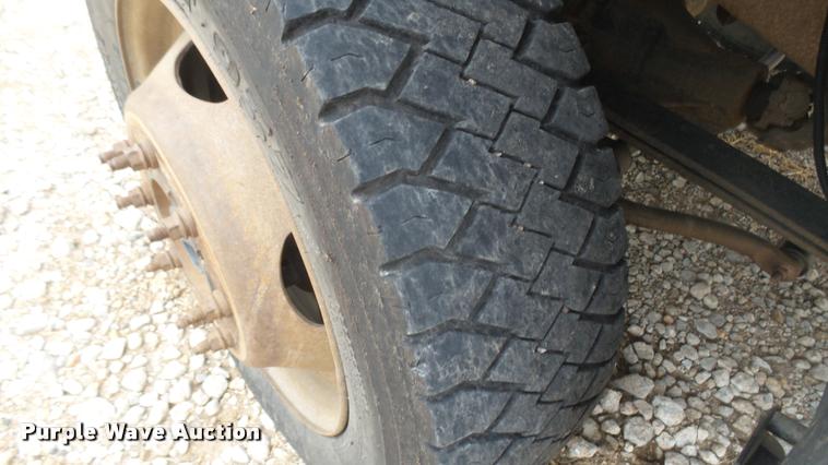 image for item DB3325 2001 Ford F550 flatbed truck