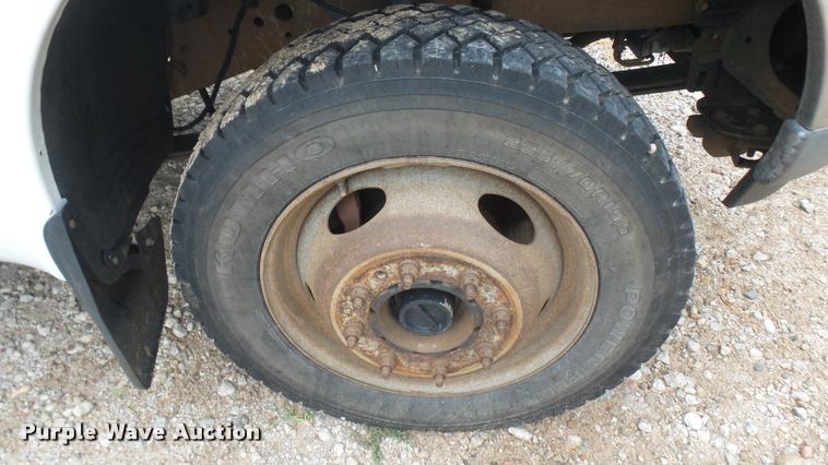 image for item DB3325 2001 Ford F550 flatbed truck