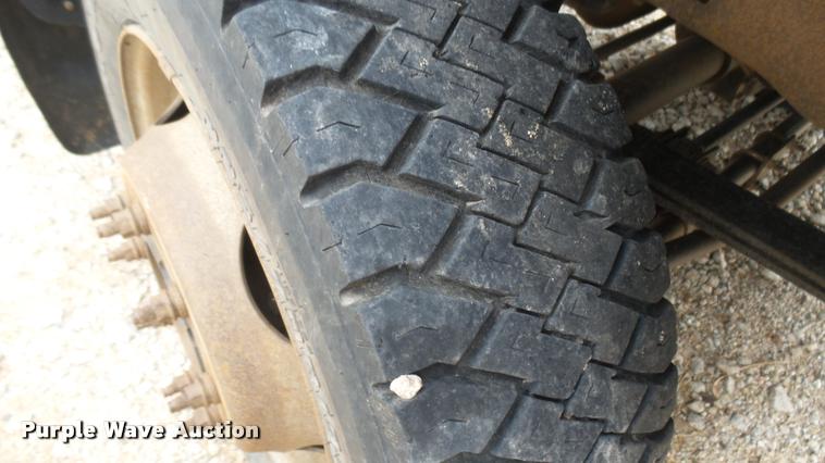 image for item DB3325 2001 Ford F550 flatbed truck