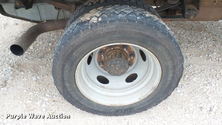 image for item DB3325 2001 Ford F550 flatbed truck