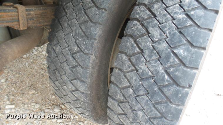 image for item DB3325 2001 Ford F550 flatbed truck