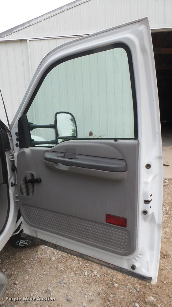 image for item DB3325 2001 Ford F550 flatbed truck