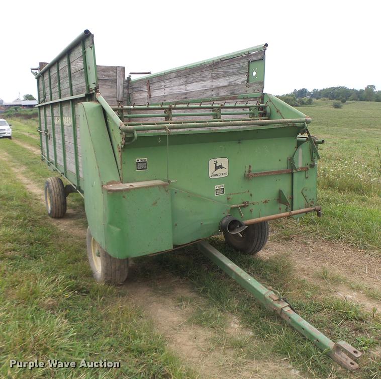 image for item DB5818 John Deere 125 silage wagon