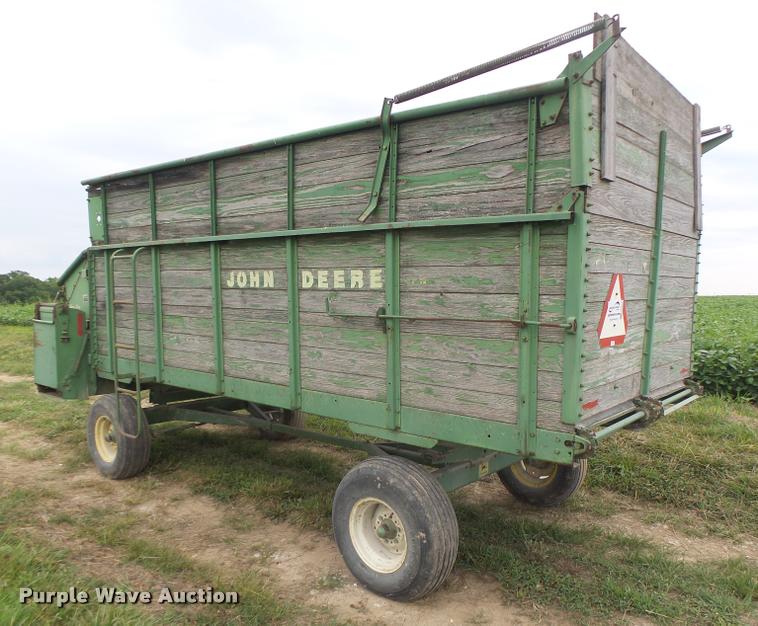 image for item DB5818 John Deere 125 silage wagon