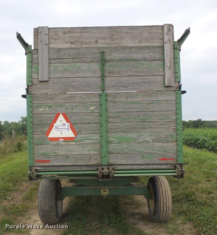 image for item DB5818 John Deere 125 silage wagon