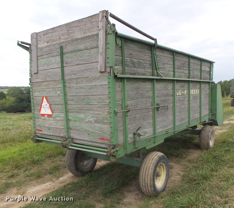 image for item DB5818 John Deere 125 silage wagon