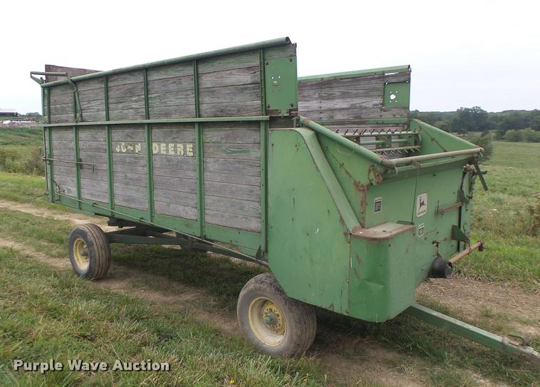 image for item DB5818 John Deere 125 silage wagon