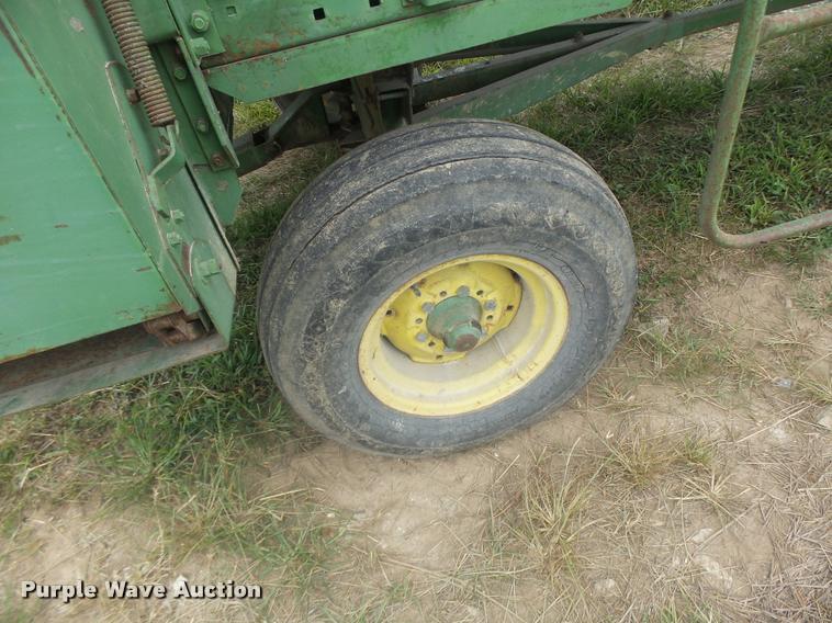 image for item DB5818 John Deere 125 silage wagon