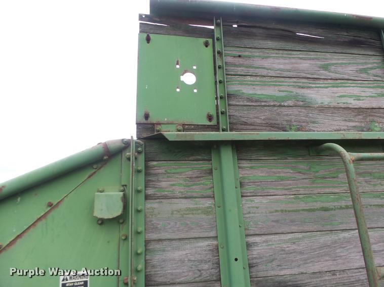 image for item DB5818 John Deere 125 silage wagon