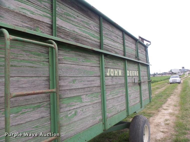 image for item DB5818 John Deere 125 silage wagon
