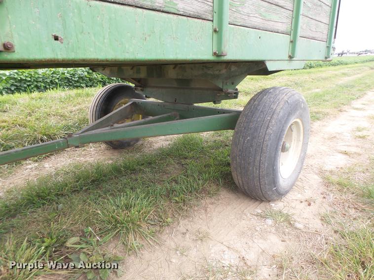 image for item DB5818 John Deere 125 silage wagon