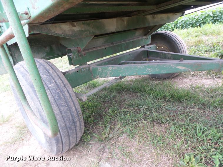 image for item DB5818 John Deere 125 silage wagon