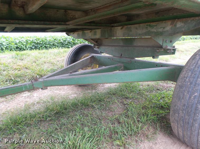 image for item DB5818 John Deere 125 silage wagon