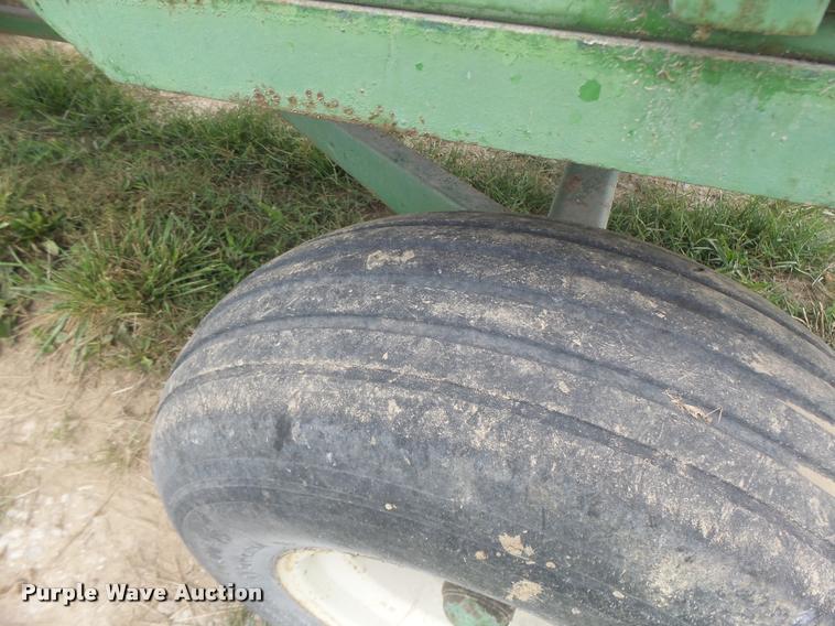 image for item DB5818 John Deere 125 silage wagon