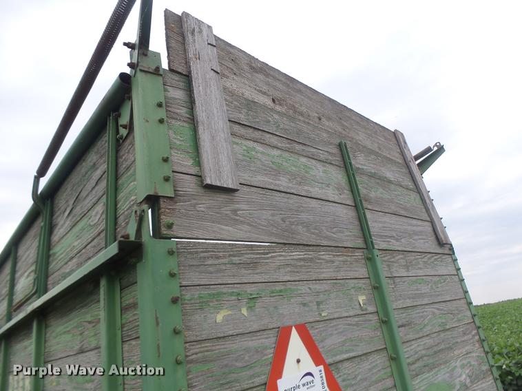 image for item DB5818 John Deere 125 silage wagon