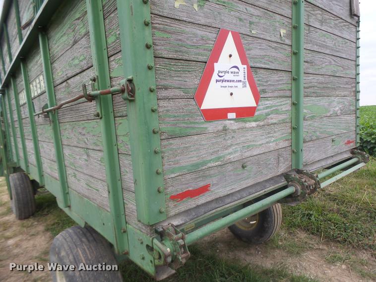 image for item DB5818 John Deere 125 silage wagon