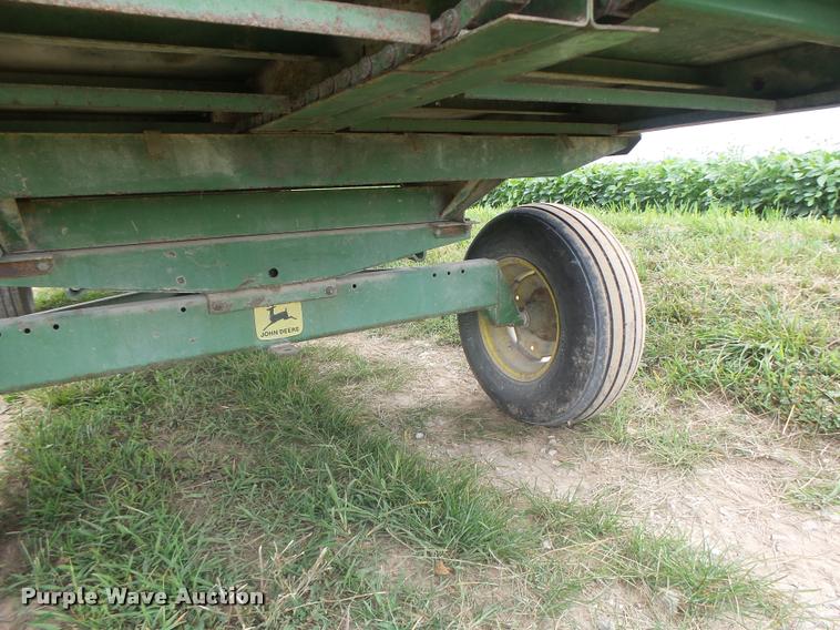 image for item DB5818 John Deere 125 silage wagon