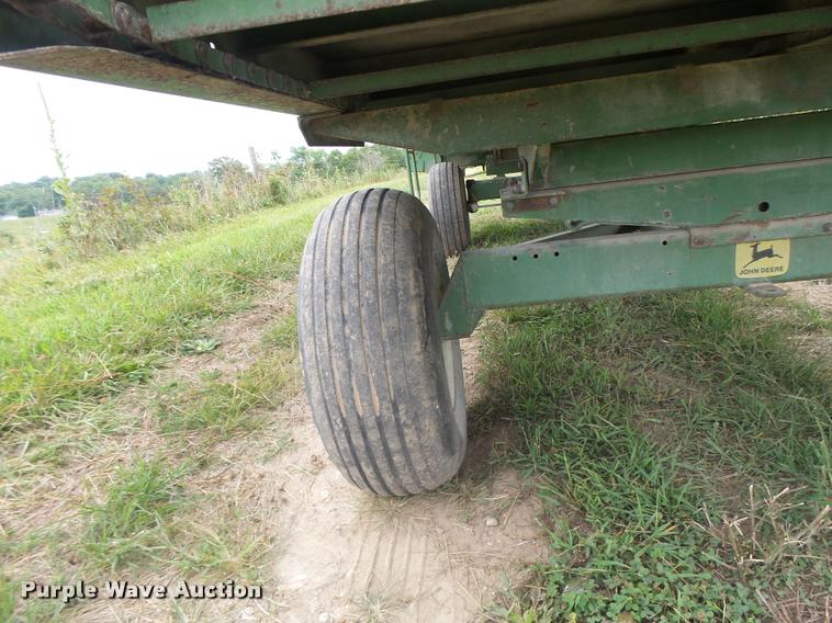 image for item DB5818 John Deere 125 silage wagon