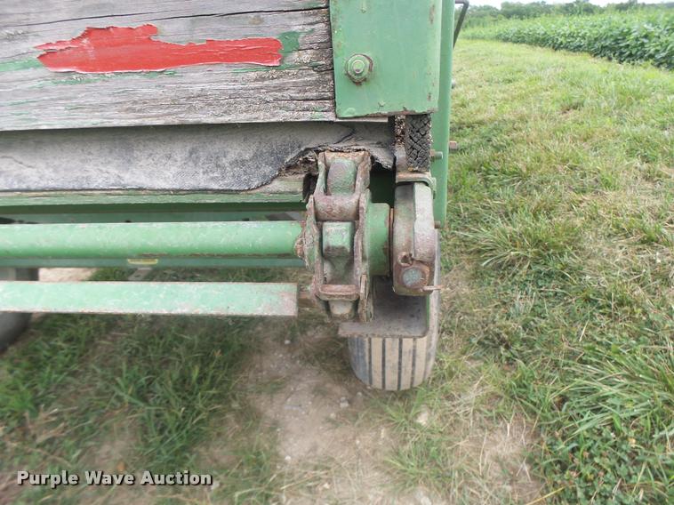 image for item DB5818 John Deere 125 silage wagon