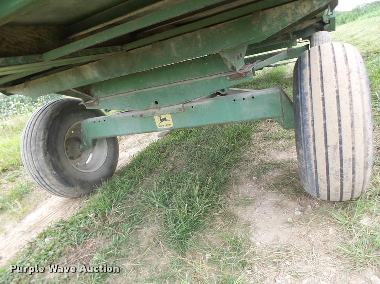image for item DB5818 John Deere 125 silage wagon