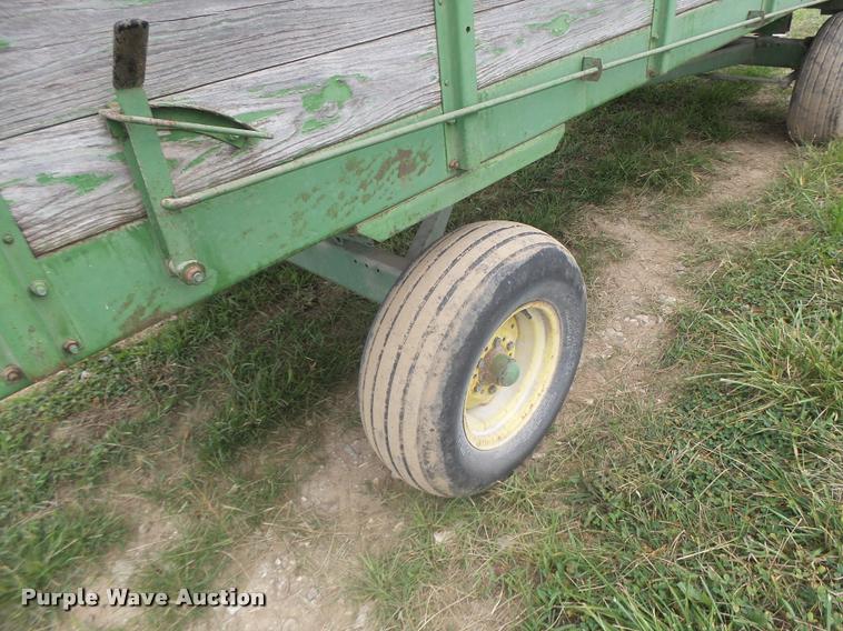 image for item DB5818 John Deere 125 silage wagon