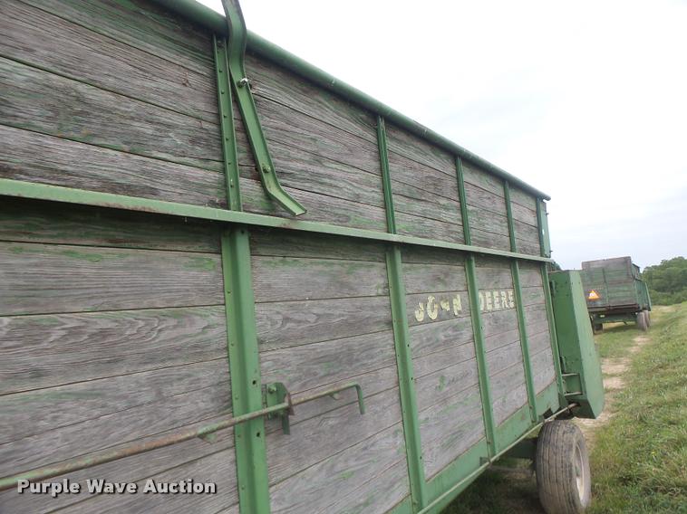 image for item DB5818 John Deere 125 silage wagon