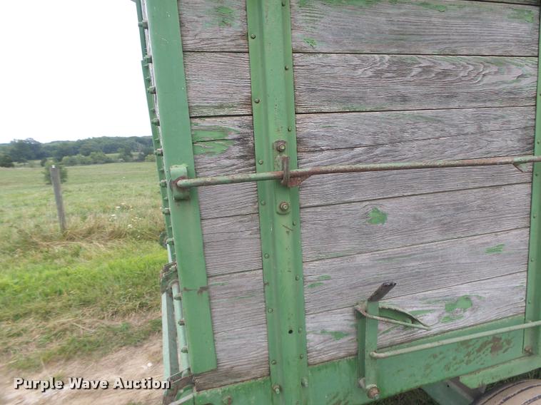 image for item DB5818 John Deere 125 silage wagon