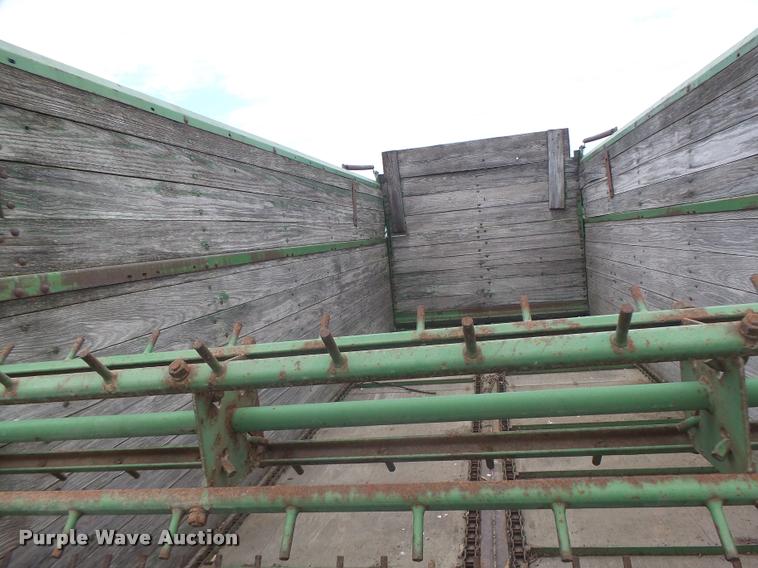 image for item DB5818 John Deere 125 silage wagon