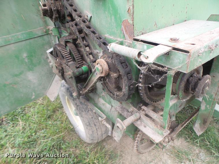 image for item DB5818 John Deere 125 silage wagon