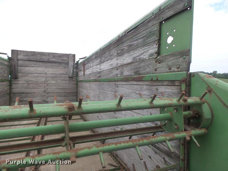 image for item DB5818 John Deere 125 silage wagon