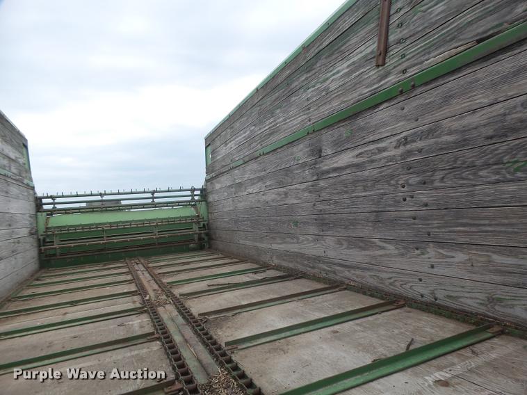 image for item DB5818 John Deere 125 silage wagon