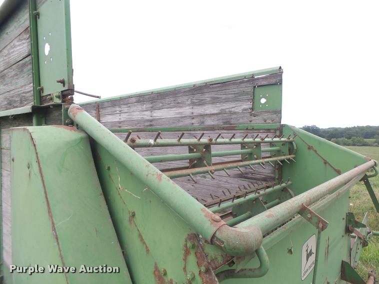 image for item DB5818 John Deere 125 silage wagon